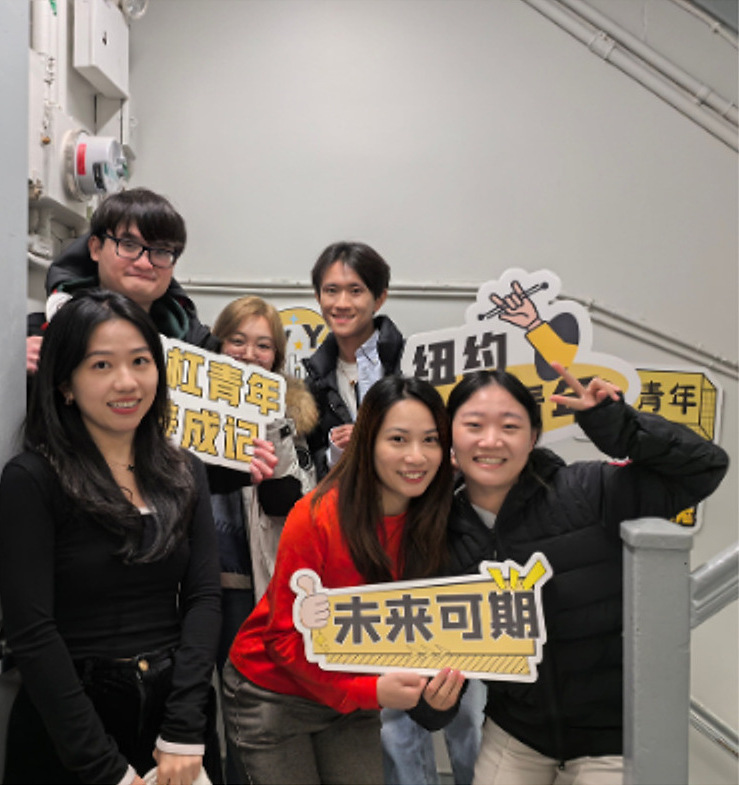 活动结束后成员合影，手举「未来可期」手牌